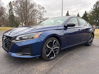 Used 2023 Nissan Altima 2.5 SR image 1