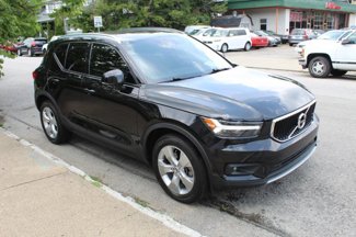 Used 2022 Volvo XC40 T5 Momentum image 1