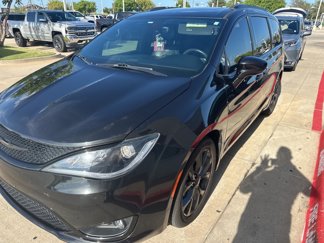 Used 2018 Chrysler Pacifica Touring-L Plus w/ S Appearance Package image 1