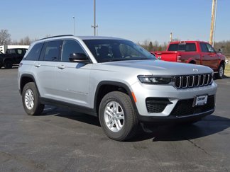 Used 2024 Jeep Grand Cherokee Laredo image 1