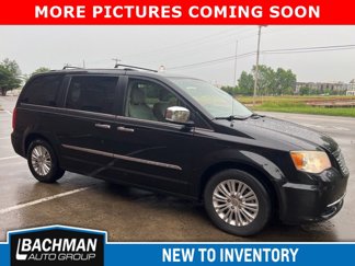 Used 2013 Chrysler Town & Country Limited image 1