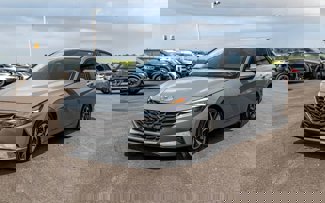 Used 2023 Hyundai Elantra Limited image 1