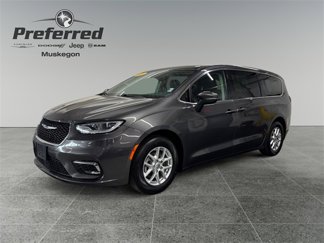 Used 2023 Chrysler Pacifica Touring-L image 1
