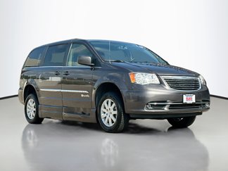 Used 2015 Chrysler Town & Country Touring image 1