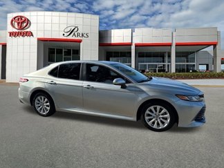 Used 2020 Toyota Camry LE image 1