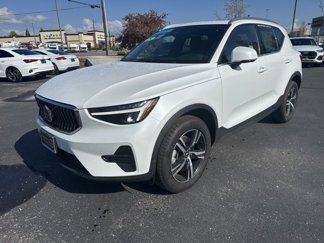 Used 2025 Volvo XC40 B5 Core image 1