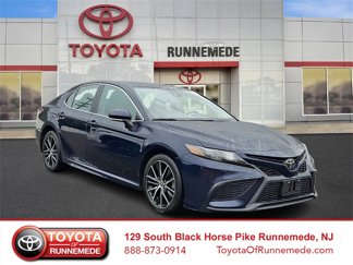 Used 2022 Toyota Camry SE image 1