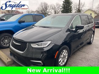 Used 2023 Chrysler Pacifica Touring-L image 1