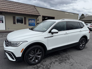 Used 2022 Volkswagen Tiguan SE image 1