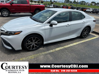 Used 2024 Toyota Camry SE image 1