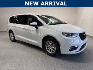 Used 2023 Chrysler Pacifica Touring-L image 1
