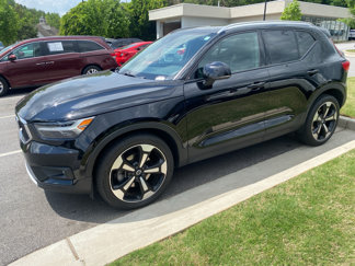 Used 2021 Volvo XC40 T4 Momentum w/ Climate Package image 1