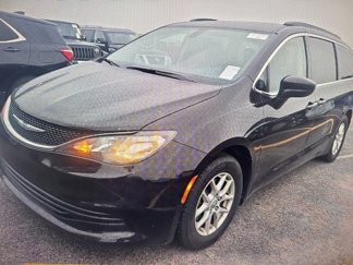Used 2017 Chrysler Pacifica Touring image 1