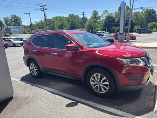 Used 2017 Nissan Rogue SV image 1