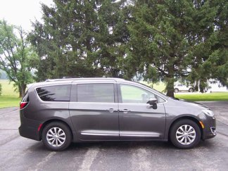 Used 2019 Chrysler Pacifica Touring-L image 1