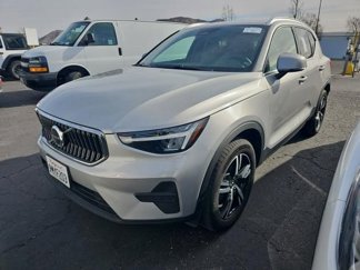 Used 2025 Volvo XC40 B5 Core image 1