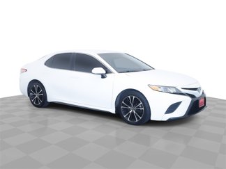 Used 2018 Toyota Camry LE image 1