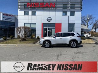 Certified 2022 Nissan Rogue SV image 1