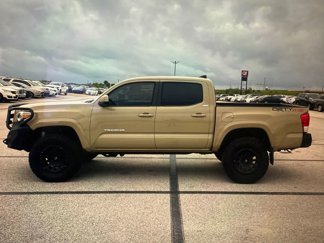 Used 2017 Toyota Tacoma SR5 image 1