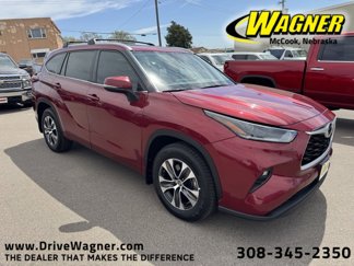 Used 2021 Toyota Highlander XLE image 1