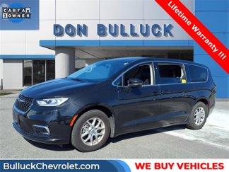 Used 2023 Chrysler Pacifica Touring-L image 1