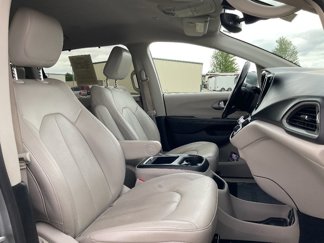Used 2021 Chrysler Pacifica Touring-L image 1