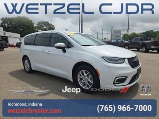 Used 2023 Chrysler Pacifica Touring-L image 1