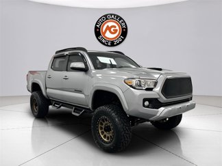 Used 2016 Toyota Tacoma TRD Sport image 1