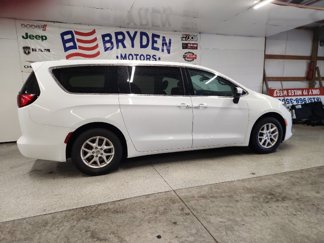 Used 2017 Chrysler Pacifica Touring image 1