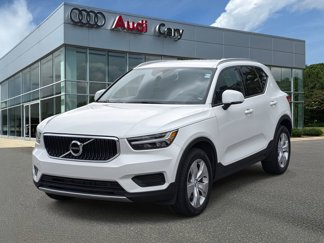 Used 2022 Volvo XC40 T4 Momentum image 1