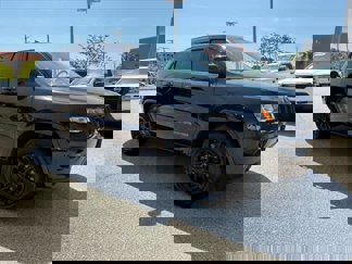 Used 2021 Jeep Grand Cherokee Laredo image 1