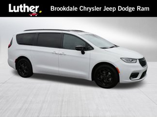 Certified 2024 Chrysler Pacifica Premium image 1