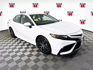 Used 2022 Toyota Camry SE image 1