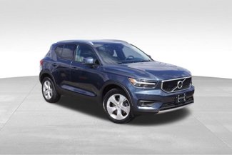 Used 2022 Volvo XC40 T5 Momentum image 1