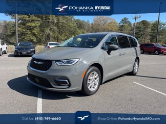 Used 2023 Chrysler Pacifica Touring-L image 1