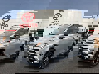 Used 2017 Toyota RAV4 SE image 1