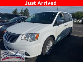 Used 2015 Chrysler Town & Country Touring-L w/ Driver Convenience Group image 1