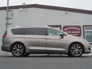 Used 2017 Chrysler Pacifica Limited w/ Tire & Wheel Group image 1