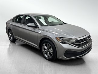 Used 2024 Volkswagen Jetta SE image 1