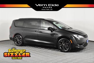 Used 2020 Chrysler Pacifica Touring-L w/ S Appearance Package image 1
