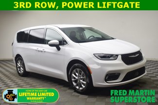 Used 2023 Chrysler Pacifica Touring-L image 1