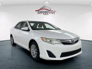 Used 2014 Toyota Camry LE image 1