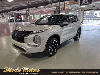 Used 2023 Mitsubishi Outlander SE image 1