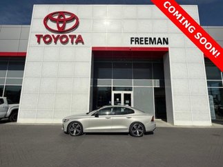 Used 2019 Volvo S60 T5 R-Design image 1
