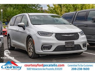 Used 2023 Chrysler Pacifica Touring-L image 1