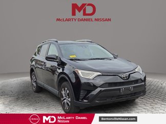 Used 2018 Toyota RAV4 LE image 1