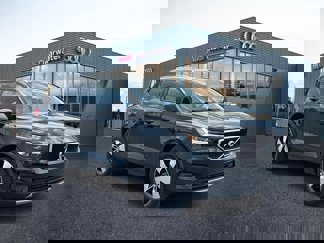 Used 2021 Volvo XC40 T4 Momentum w/ Protection Package Premier image 1