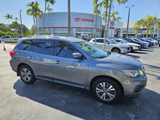 Used 2018 Nissan Pathfinder SV image 1