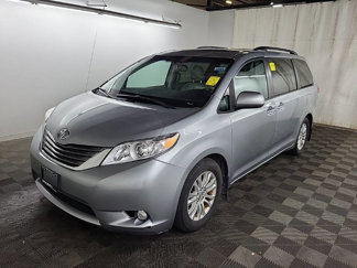 Used 2014 Toyota Sienna XLE image 1