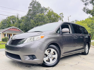 Used 2013 Toyota Sienna LE image 1